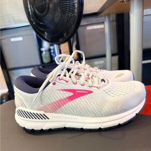 Brooks Women's Gray Athletic Shoes with Pink Highlights - Addiction GTS